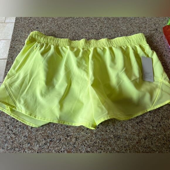 All in Motion Women's 3.5" Shorts Size L or XL NWT Neon Yellow - Picture 4 of 12